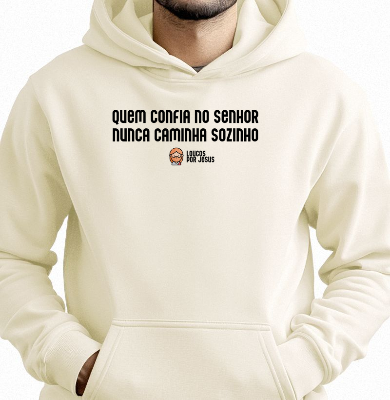 Hoodie Moletom | Quem confia no Senhor nunca caminha sozinho | Loucos Por Jesus