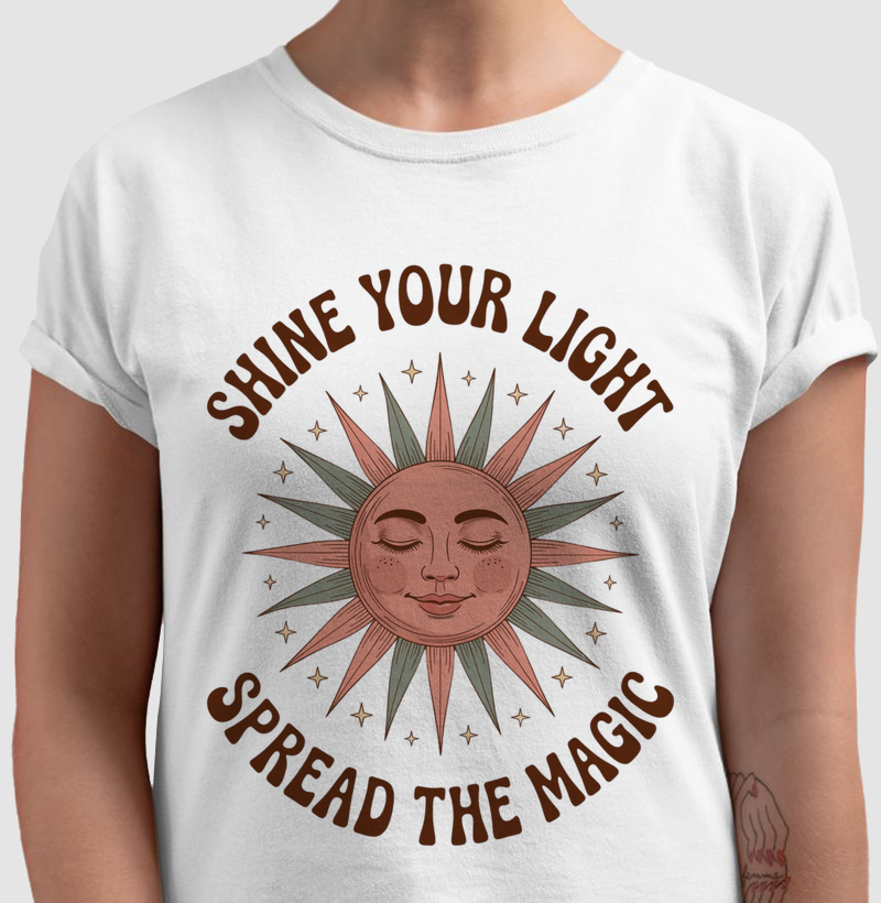 Camiseta "Shine Your Light" - Magia Mística & Boho