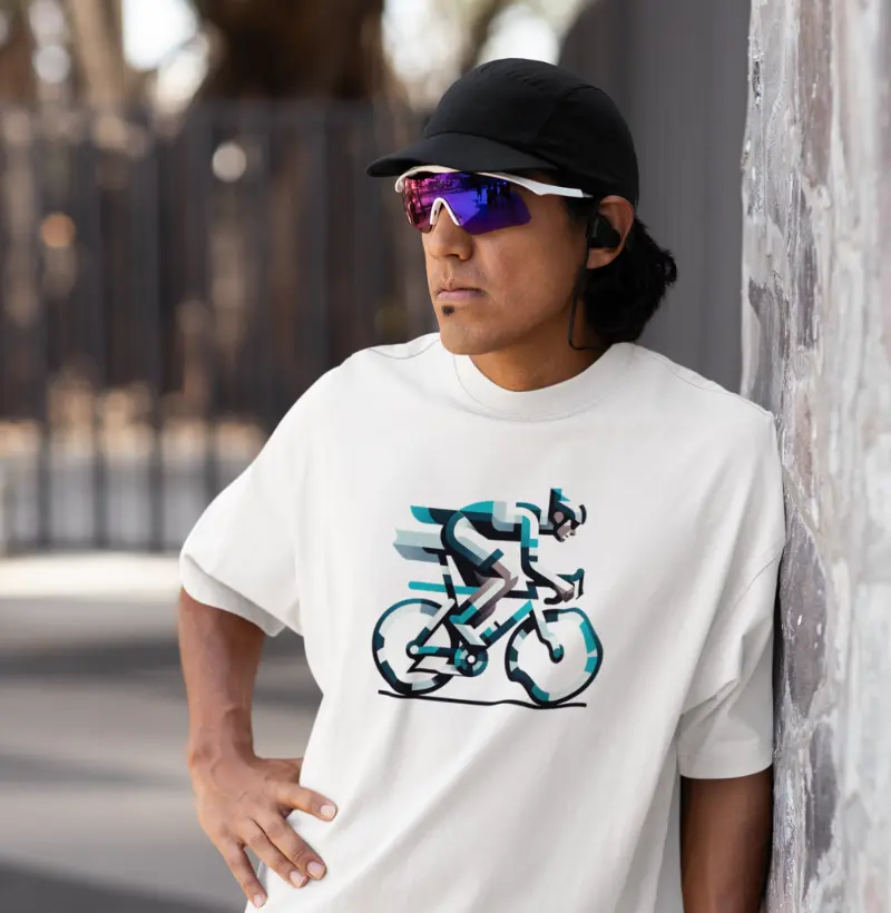 Precisão Geométrica | Ciclista em Movimento | Camiseta moderna com design de ciclismo