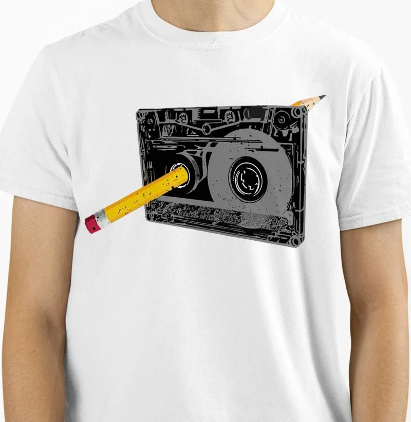 Camiseta K7 e lapis