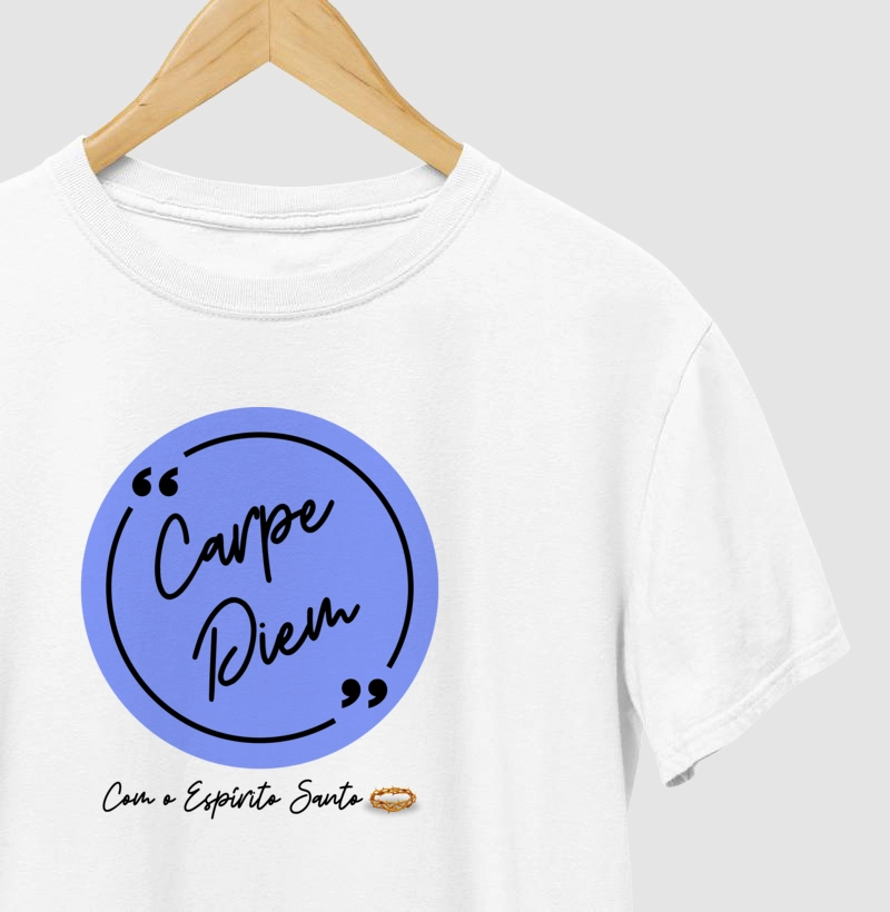 Camiseta cristã com frases de fé em letras escuras "Carpe Diem"