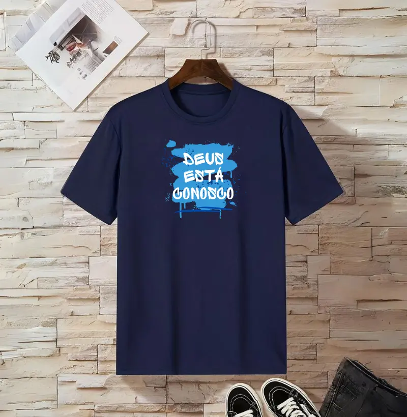 Camiseta Cristã "Deus Está Conosco"