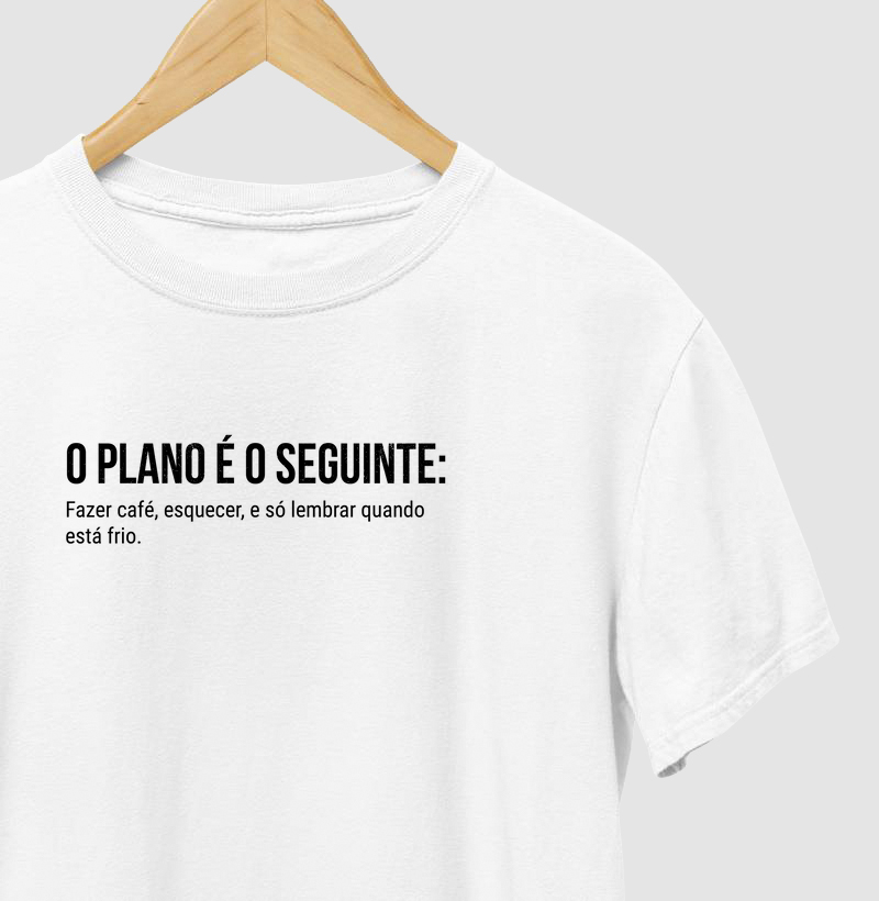 Camiseta "O Plano é o Seguinte: Fazer Café e Lembrar Quando Está Frio" - Estampa Criativa e Divertida