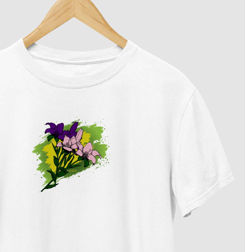 Camiseta flor lírio rosa e roxa