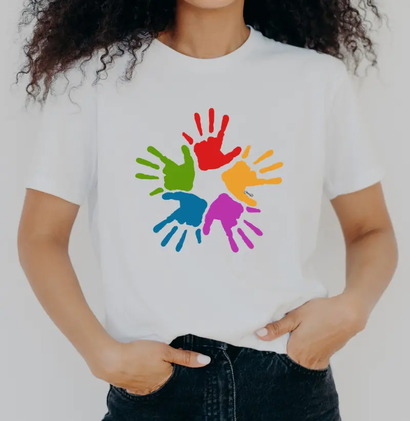 Camiseta "Mão Coloridas"