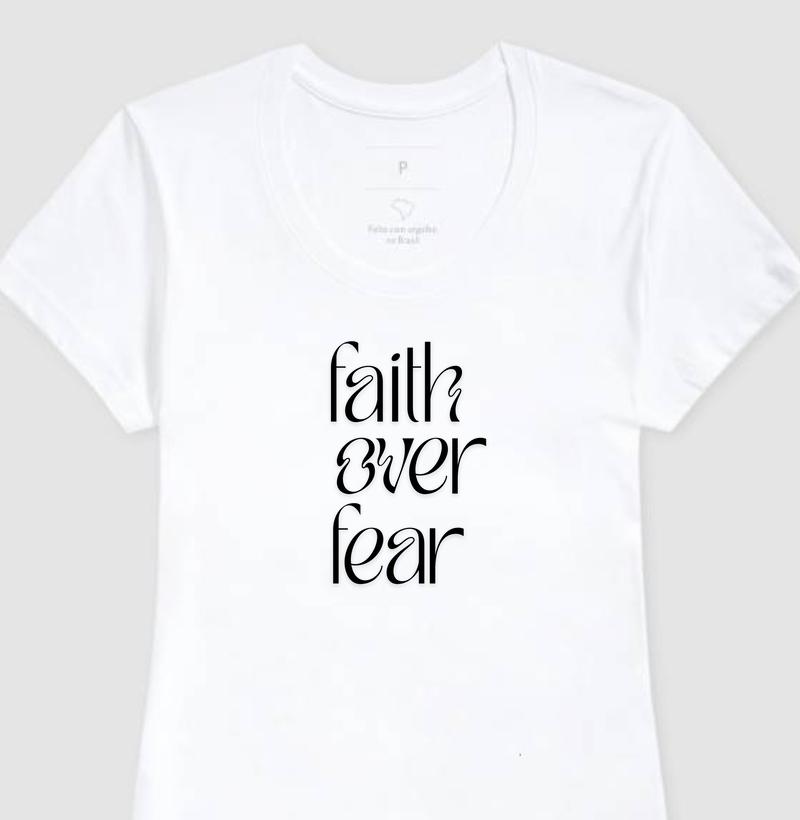 Camiseta "Fé Maior Que o Medo"