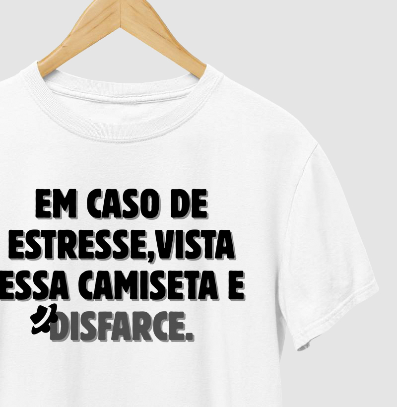 CAMISETA FRASES DE HUMOR "EM CASO DE ESTRESSE, VISTA ESSA CAMISETA E DISFARCE."