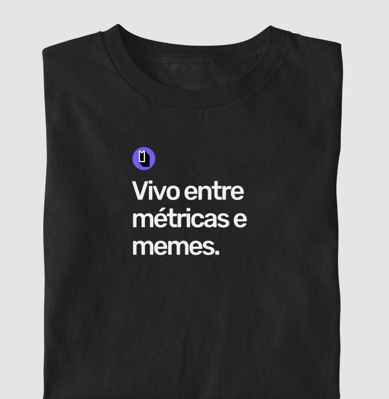Vivo entre métricas e memes.