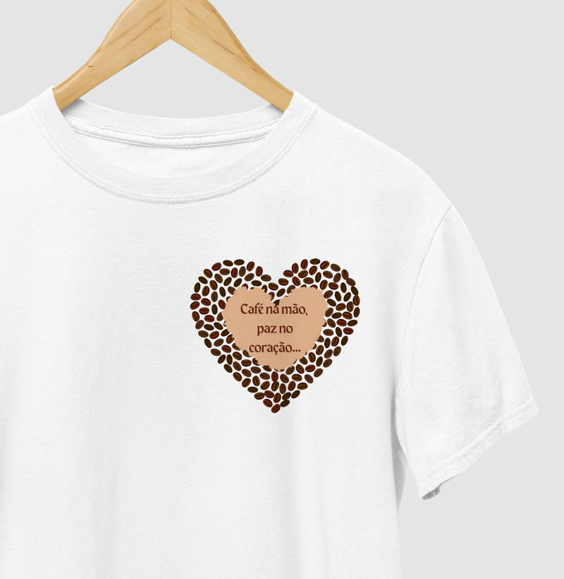 T-shirt café na mão paz no coração