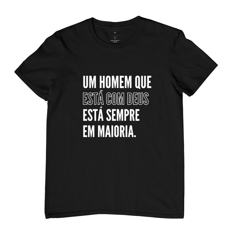 Camisa Masculina "Um Homem Que Está Com Deus Está Sempre Em Maioria"