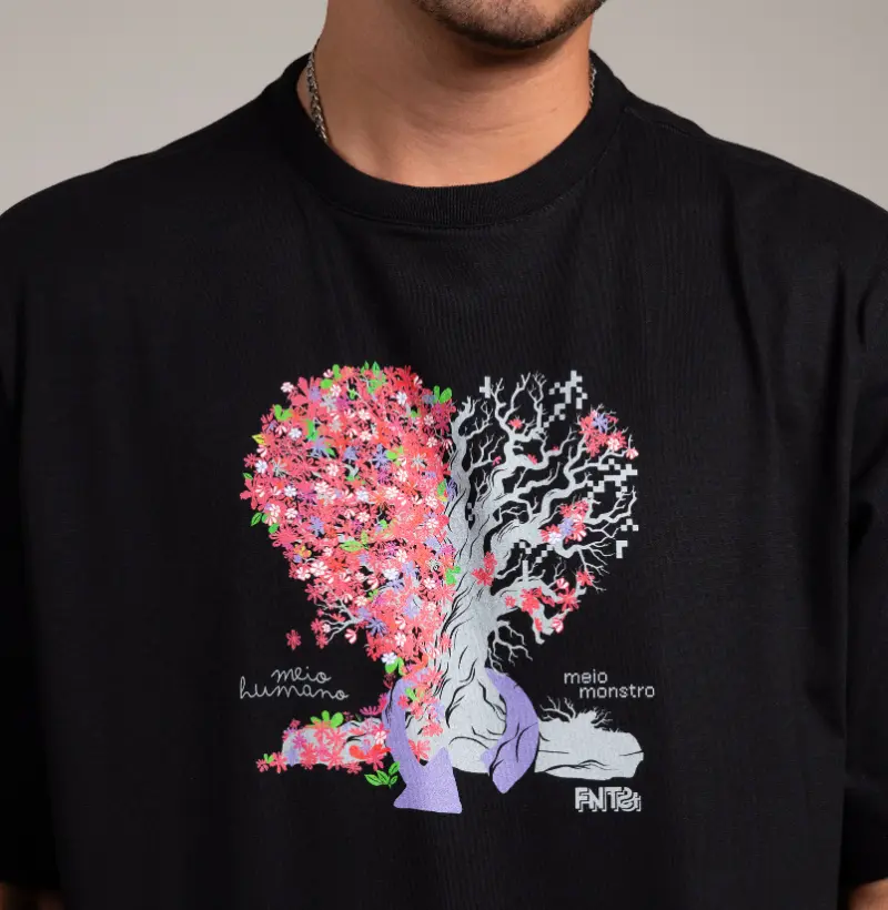 T-SHIRT OVERSIZED "HUMANOS E MONSTROS" / ÁRVORE-CORAÇÃO 