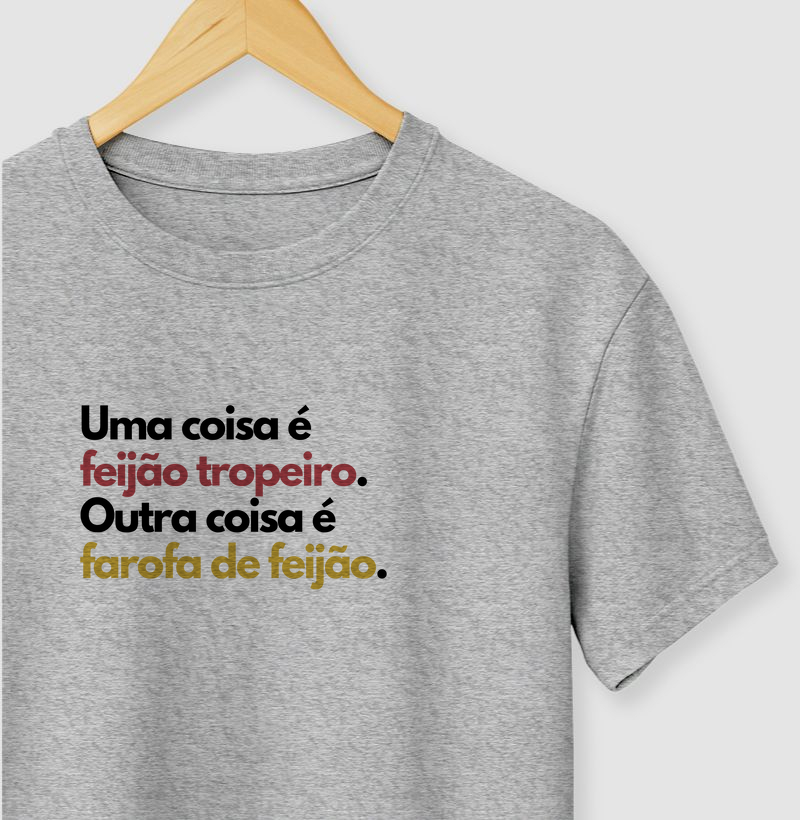Uma coisa é feijão tropeiro. Outra coisa é farofa de feijão.