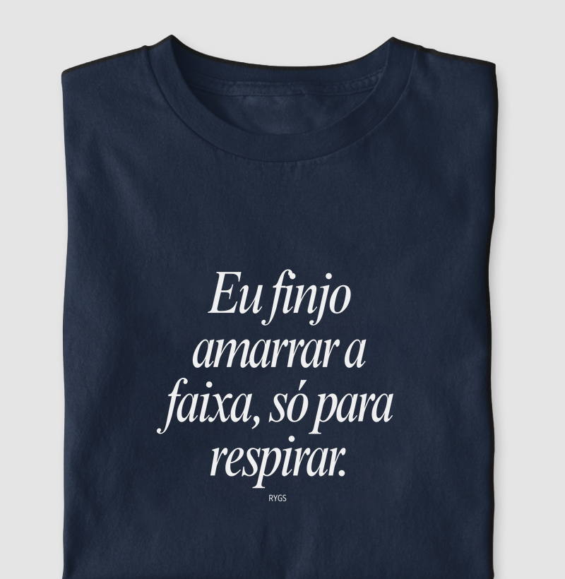 Eu finjo amarrar a faixa, só para respirar.