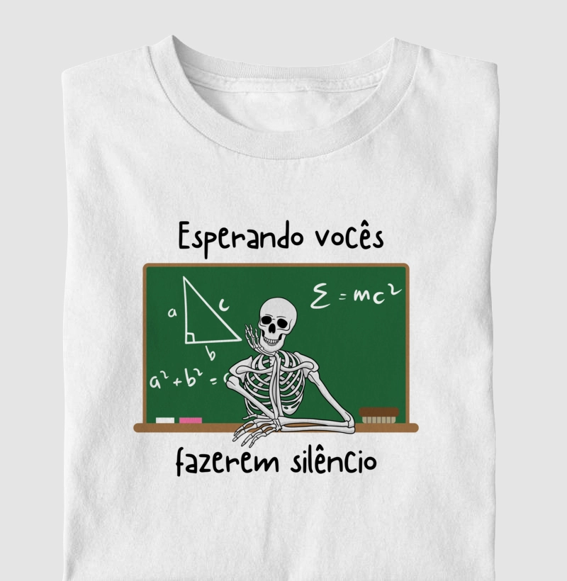 Camiseta 'Esperando vocês fazerem silêncio'