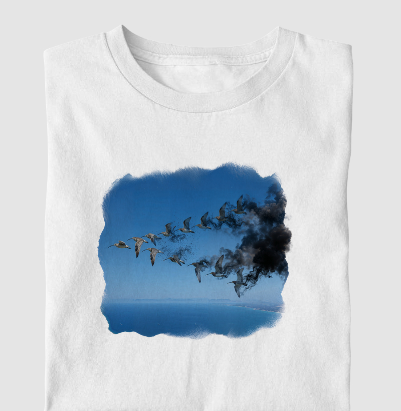 Camiseta Clássica Masculino e Feminina AROUA Studio (IA) — Voo em Fuligem (Asfixia Azul, Poluição do Ar, Blue on White, 160g)