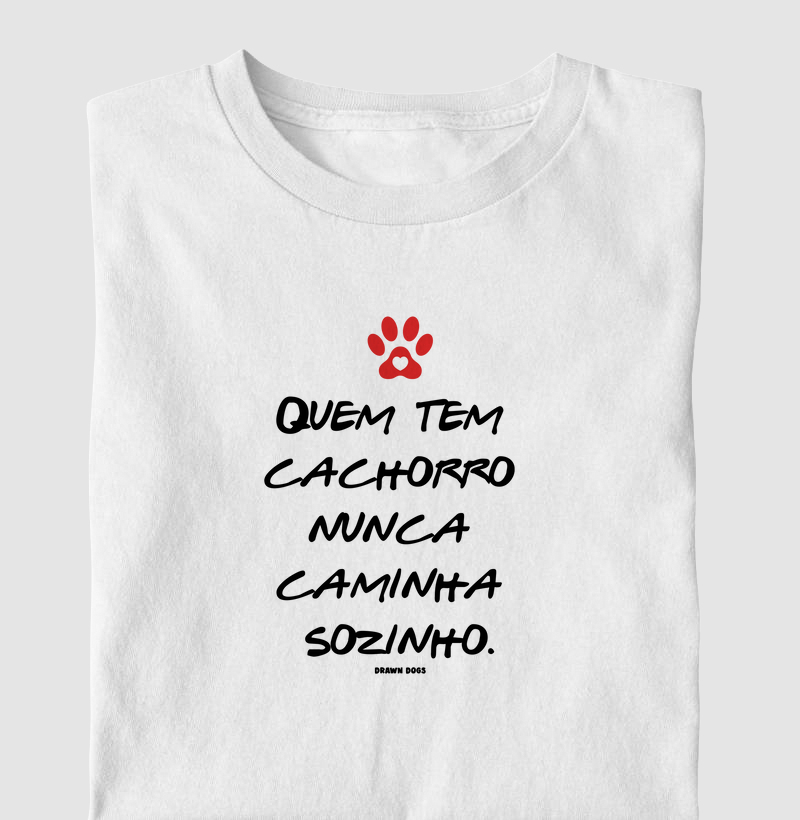 Quem tem cachorro nunca caminha sozinho