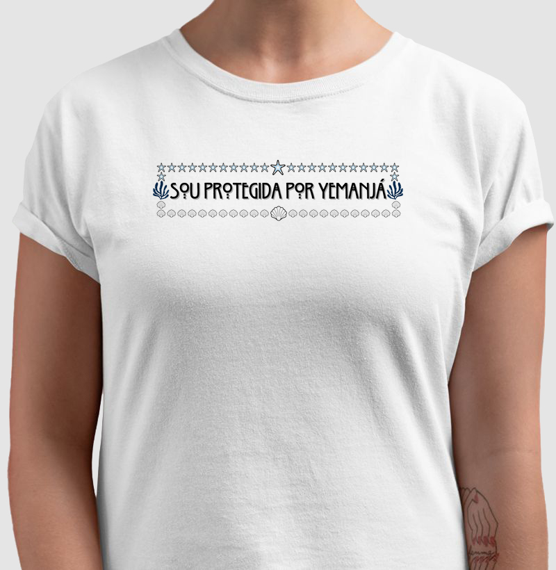 Camiseta Sou Protegida por Yemanjá Sombreada Branca Feminina