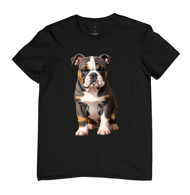 Camiseta Buldogue tricolor branco preto e caramelo sentado