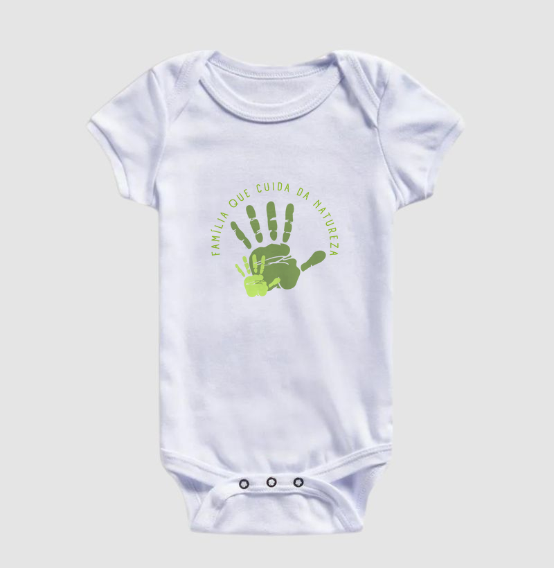 Familia que cuida da natureza