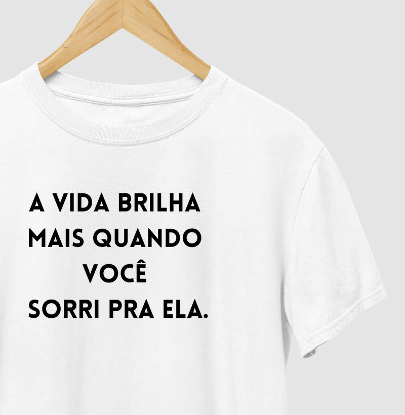 A vida brilha mais quando vc sorri pra ela.