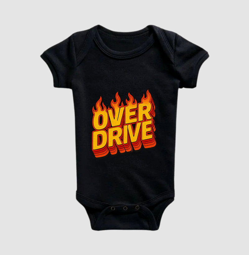 Camiseta Overdrive - Letras em Chamas Estilo Rock Retrô