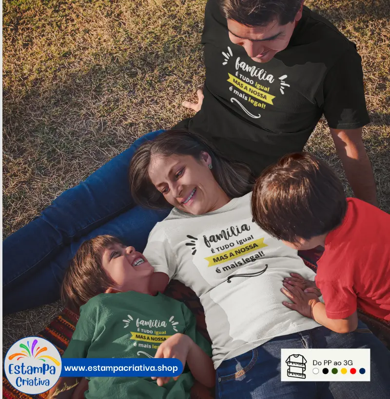 Camiseta Unissex: "Família é tudo igual, mas a nossa é mais legal!"