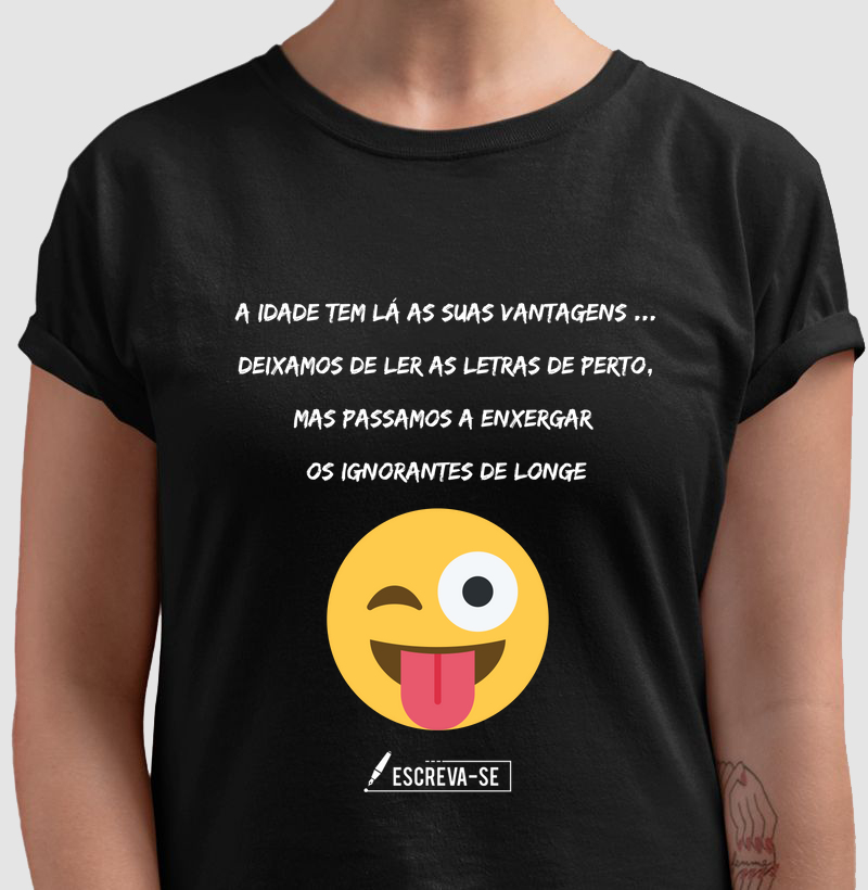 A idade tem suas vantagens. Deixamos de ler as letras de perto, mas passamos a enxergar os ignorantes de longe.