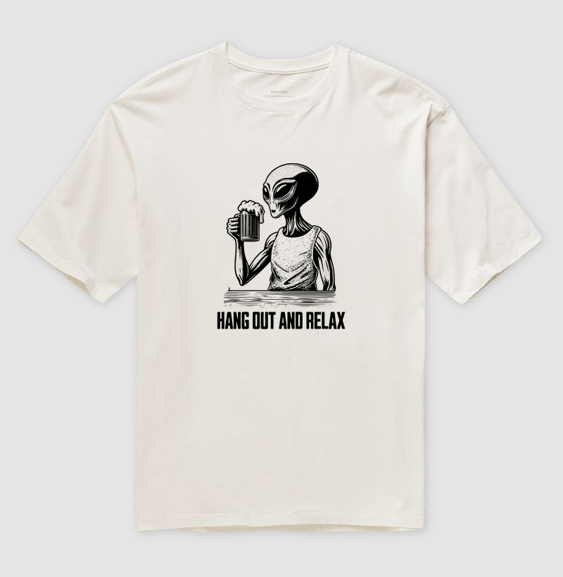 Relax com Estilo: Camiseta Oversized - Design Alienígena Único