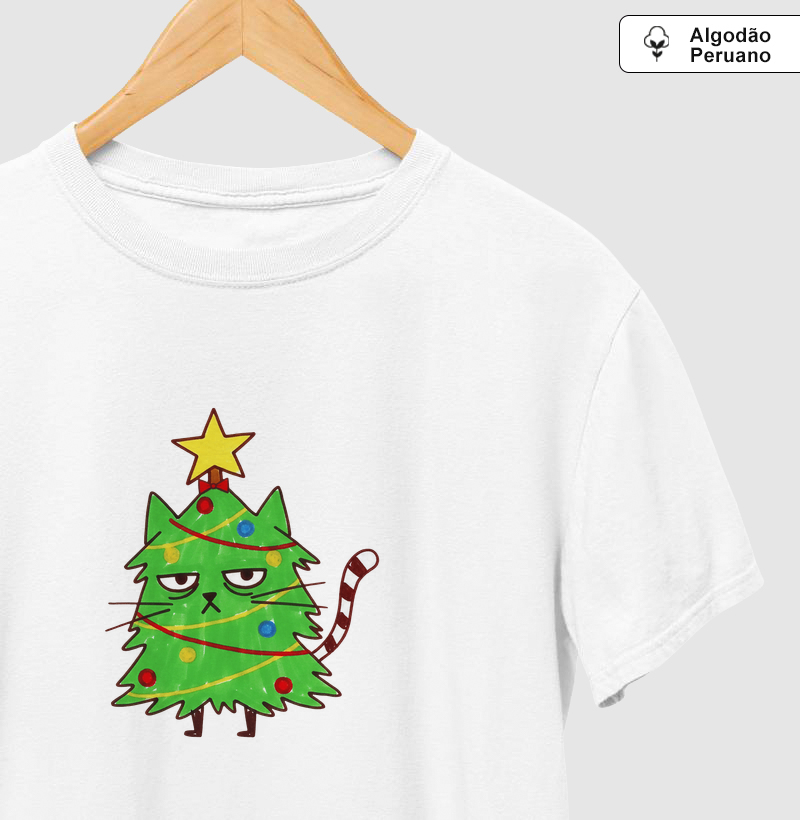 Gato no meio da árvore de Natal