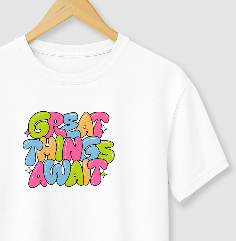 Camiseta Great things await