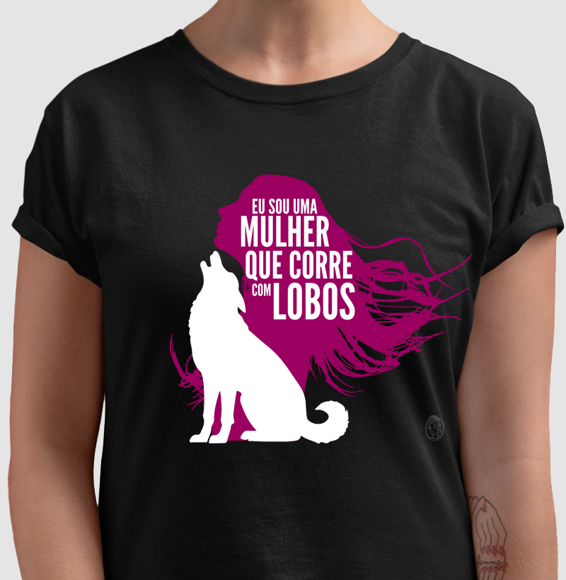 Camiseta personalizada Helenas Eu sou uma mulher que corre com lobos 2