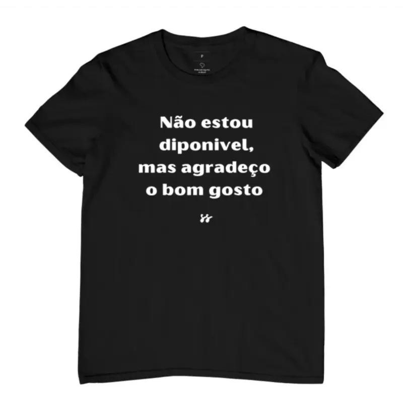 Camiseta T-shirt “Não estou disponível, mas agradeço o bom gosto” 