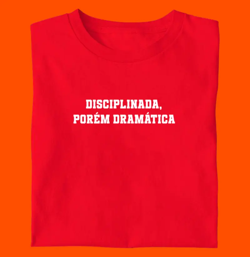 Disciplinada porém dramática. 