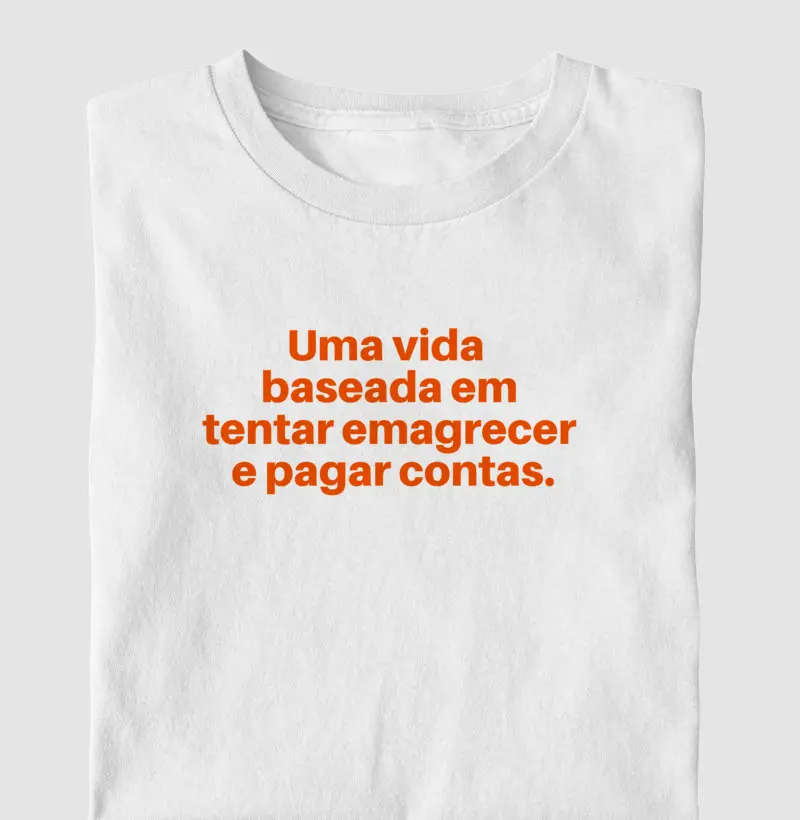 "Uma Vida Baseada em Tentar Emagrecer e Pagar as Contas" – Cômica, Real e Confortável  Descrição SEO (para loja virtual ou marketplace): A realidade com uma pitada de humor: a camiseta "Uma vida baseada em tentar emagrecer e pagar as contas" é para quem vive na luta diária, mas não perde o bom humor. Feita em 100% algodão, com acabamento premium e toque macio, ela oferece conforto e estilo em modelagens diversas, dos tamanhos PP ao 4G. Perfeita para usar no dia a dia, nos rolês ou até no sofá enquanto faz planos (ou contas). Uma peça que mistura sarcasmo e identificação em um look cheio de personalidade.  Palavras-chave para SEO: camiseta engraçada feminina, camiseta 100% algodão, camiseta frase engraçada, camiseta humor realista, camiseta sobre vida adulta, camiseta confortável do pp ao 4g