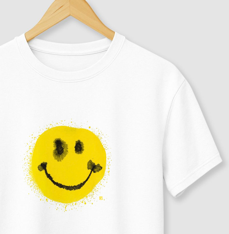 Camiseta Sorrindo pra não surtar 