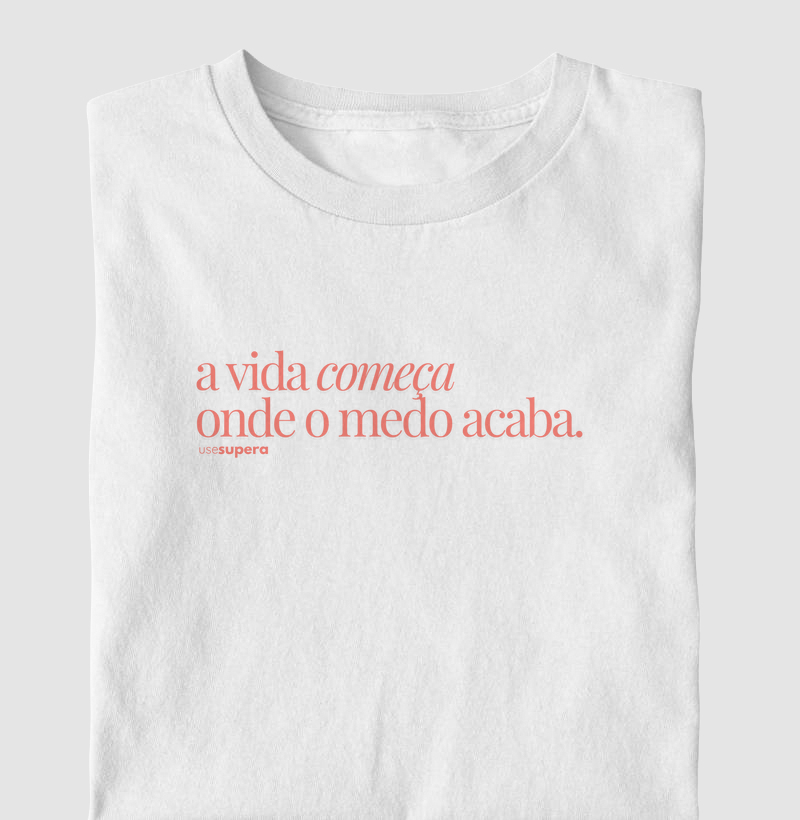 Camiseta "A vida começa onde o medo acaba"