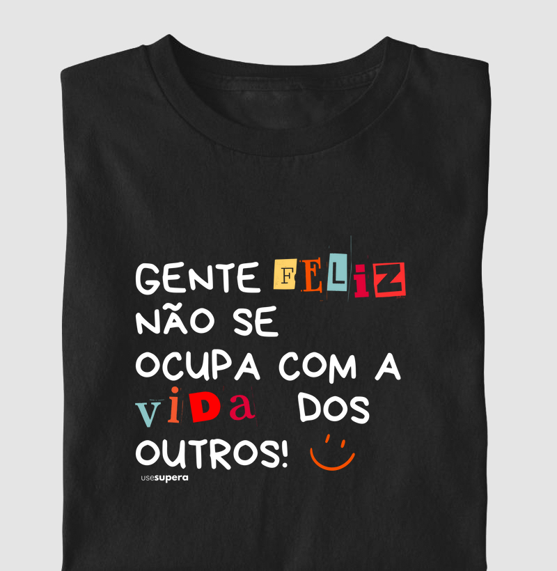 Camiseta "Gente feliz não se ocupa com a vida dos outros"