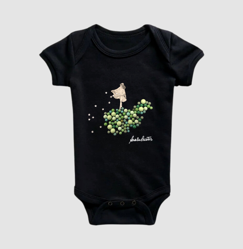 MENINA COM BOLAS VERDES SEMEANDO ESTRELAS.