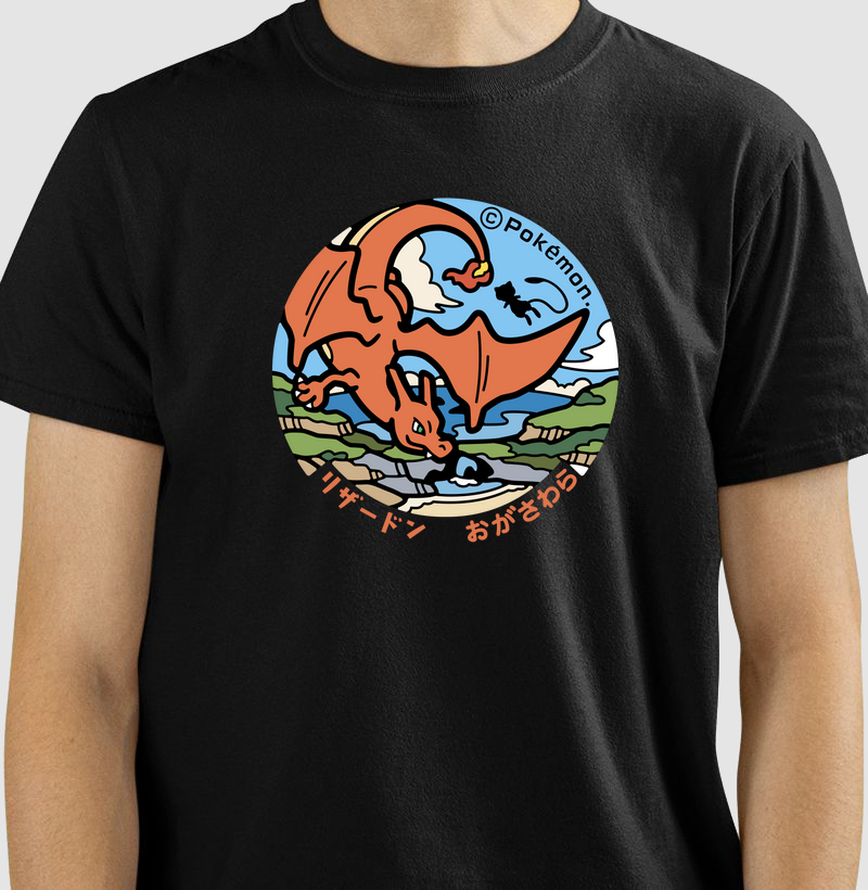 Algodão Premium “Charizard” – Selo Pokémon (Pokéfuta) com Paisagem & Mew (PP ao 4G)