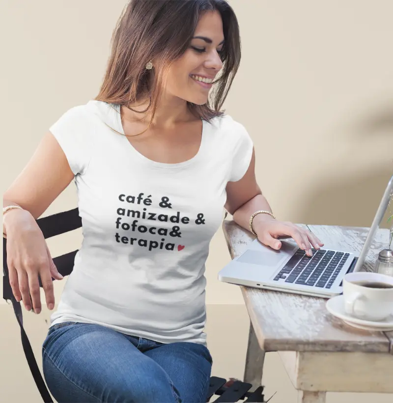 Camiseta Feminina - Café, amizade, fofoca e terapia