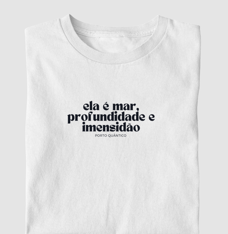 Camiseta Feminina 100% Algodão - Ela é mar, profundidade e imensidão