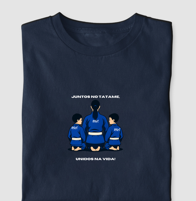 Mãe e dois filhos sentados