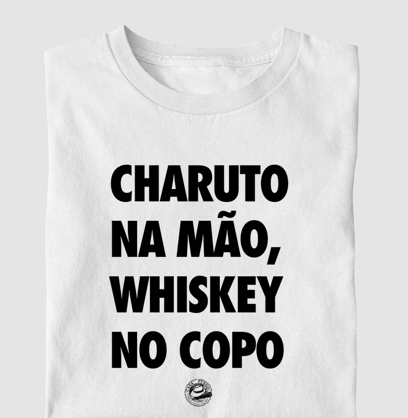 Charuto na mão, whiskey no copo