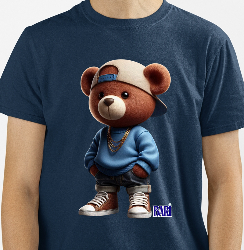 Camiseta com Estampa de Urso com Boné Virado e Mão no Bolso