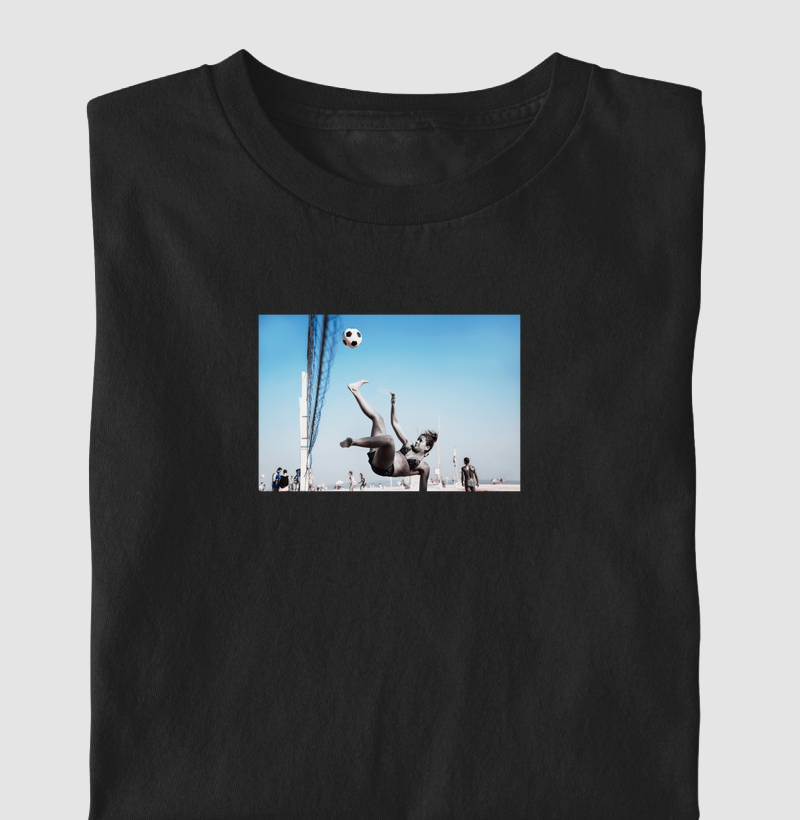 Camiseta de uma pessoa dando um shark attack