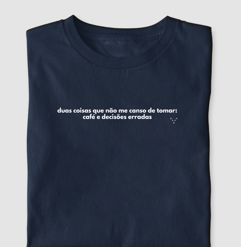 camiseta coleção frases - decisões erradas e café