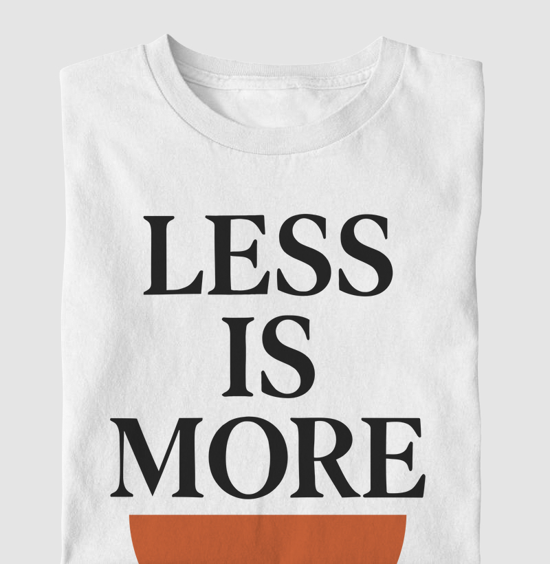 Camiseta basica com estampa Less is More