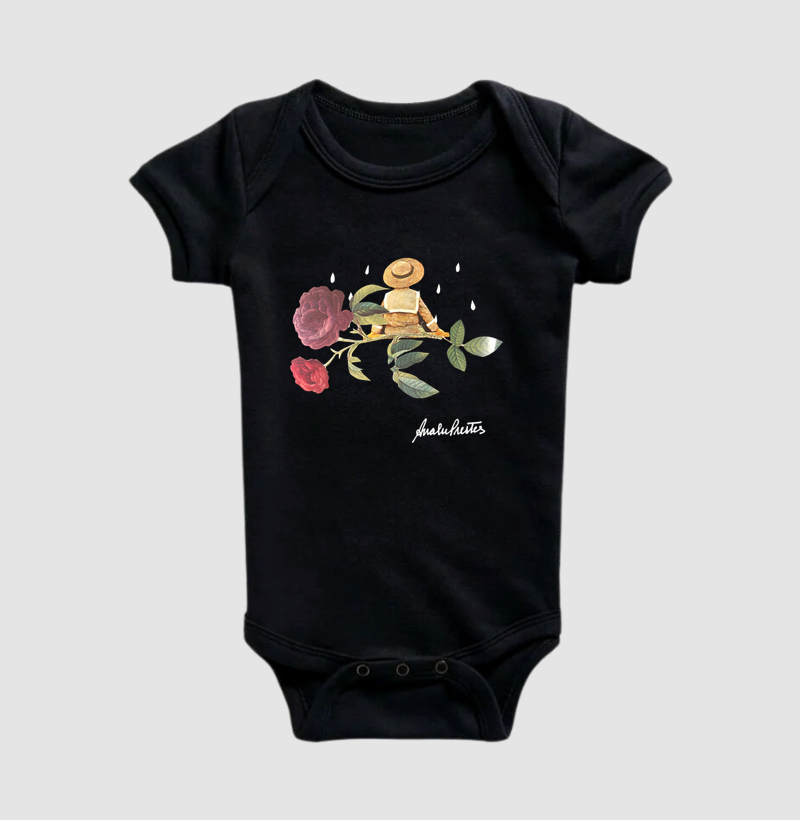 MENINO SENTADO NO GALHO DA ROSEIRA.