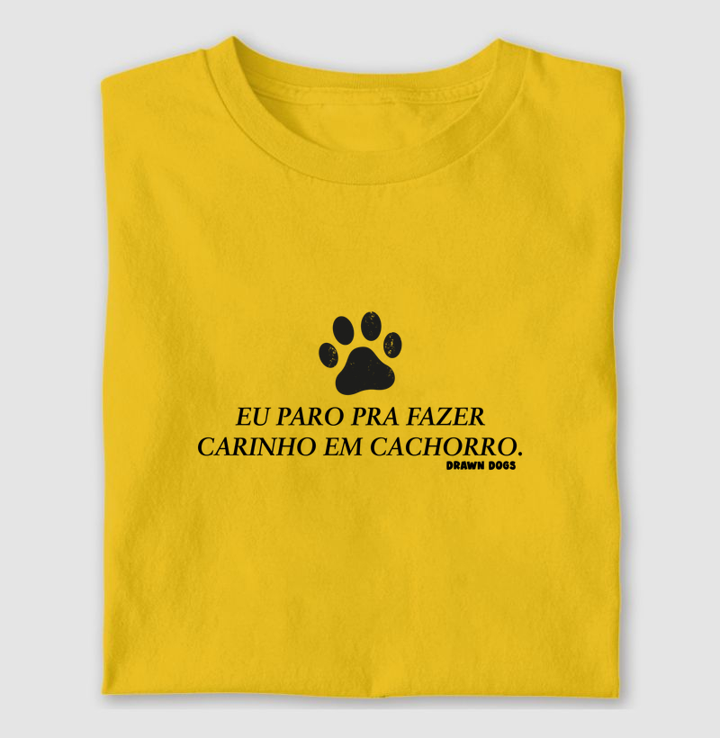 Eu paro pra fazer carinho em cachorro