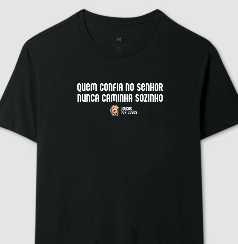 Camiseta | Quem confia no Senhor nunca caminha sozinho